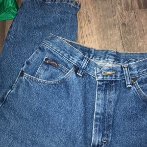 RIDERS MEDIUM WASH MOM / STRAIGHT LEG JEANS